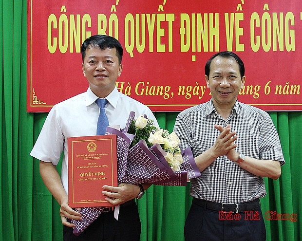 0623 images1464935 pho ct ubnd tinh tran duc quy tang hoa chuc mung vlong
