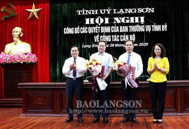 Ông Nguyễn Trọng Nghĩa và ông Hoàng Quốc Tuấn nhận quyết định (Ảnh: Báo Lạng Sơn) 4639 cb1