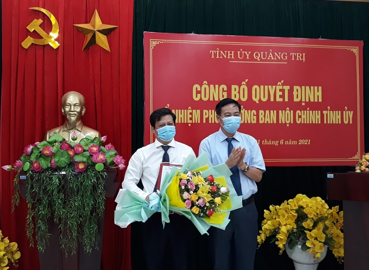 Ông Dương Xuân Sanh nhận quyết định điều động, bổ nhiệm (Ảnh: Báo Quảng Trị)