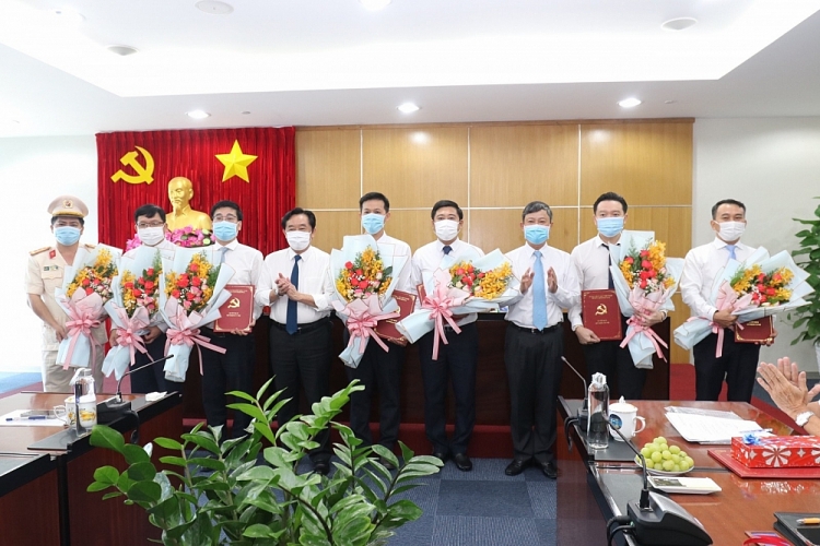 Ông Võ Văn Minh và ông Nguyễn Hoàng Thao trao quyết định cho các cán bộ (Ảnh: Báo Bình Dương)