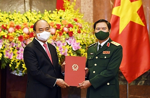 Chủ tịch nước Nguyễn Xuân Phúc trao quyết định bổ nhiệm cho Thượng tướng Nguyễn Tân Cương (Ảnh: VGP)