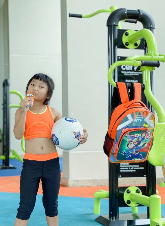 Bé có thể nhận những phần quà dễ thương khi mua nước trái cây Hero và sữa chua uống Susu từ cửa hàng “Giấc mơ sữa Việt”