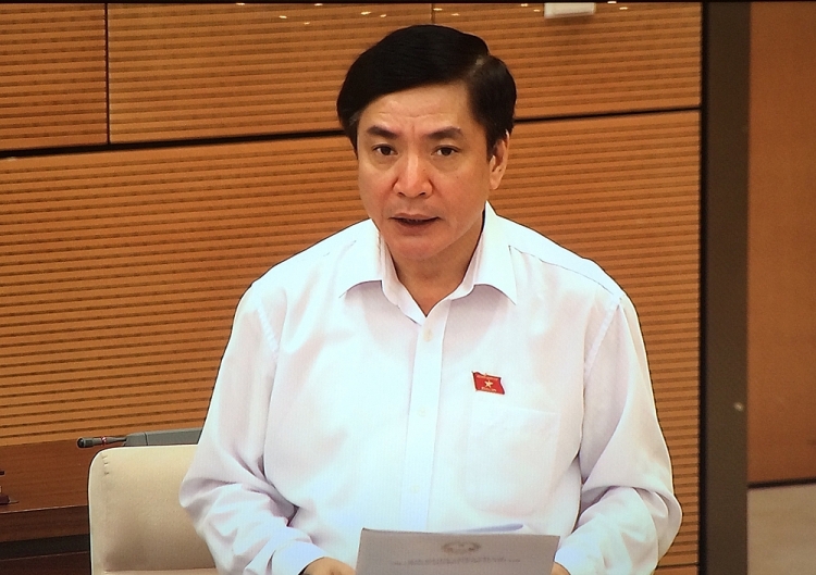 Tổng Thư ký, Chủ nhiệm Văn phòng Quốc hội Bùi Văn Cường báo cáo tại phiên họp (Ảnh: VGP/Nguyễn Hoàng)