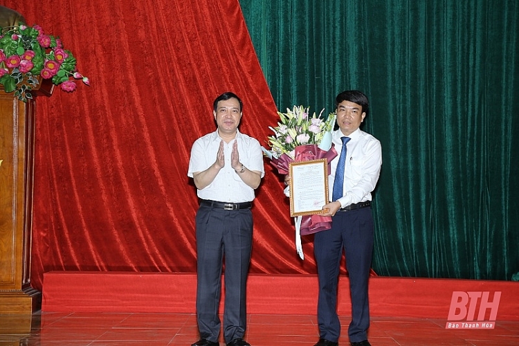 Ông Lại Thế Nguyên trao quyết định, chúc mừng ông Trần Mạnh Long