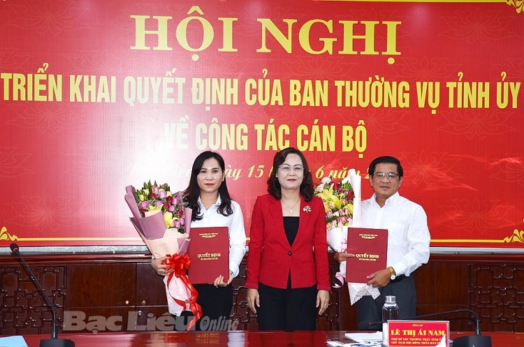 Ông Lê Hữu Buôl và bà Lê Thị Ngọc Linh nhận quyết định (Ảnh: Báo Bạc Liêu)