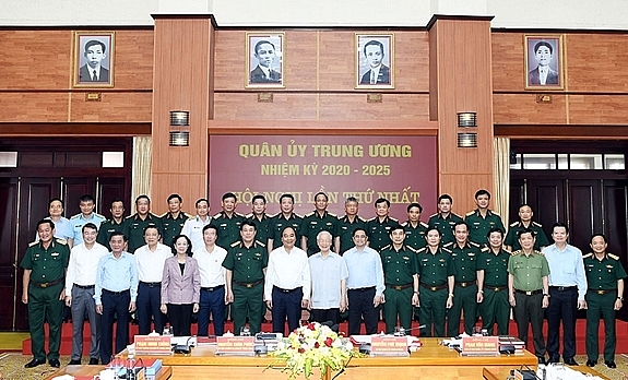 Tổng Bí thư Nguyễn Phú Trọng; Chủ tịch nước Nguyễn Xuân Phúc; Thủ tướng Phạm Minh Chính cùng các đại biểu dự phiên họp chụp ảnh chung với các đồng chí QUTƯ, Thường vụ QUTƯ nhiệm kỳ 2020-2025 (Ảnh: VGP)