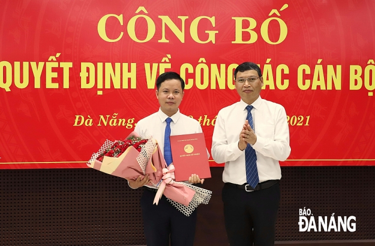 Ông Lê Minh Tường nhận quyết định bổ nhiệm (Ảnh: Ngọc Phú)