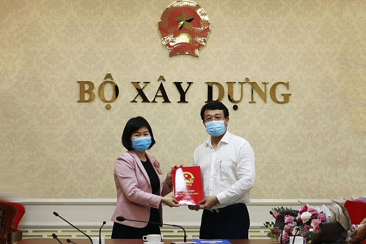 Bà Đỗ Nguyệt Ánh nhận quyết định bổ nhiệm (Ảnh: Báo Xây dựng)