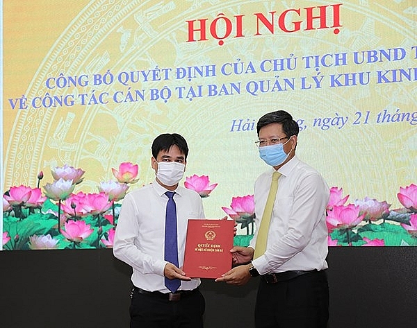 Ông Chu Đức Anh nhận quyết định bổ nhiệm (Ảnh: Cổng TTĐT TP. Hải Phòng)