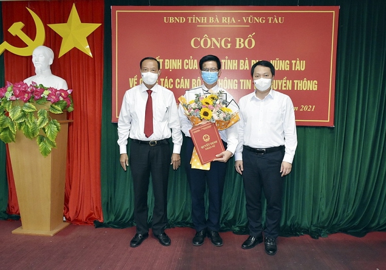 Ông Lê Văn Tuấn (giữa) nhận quyết định (Ảnh: Báo Bà Rịa - Vũng Tàu)