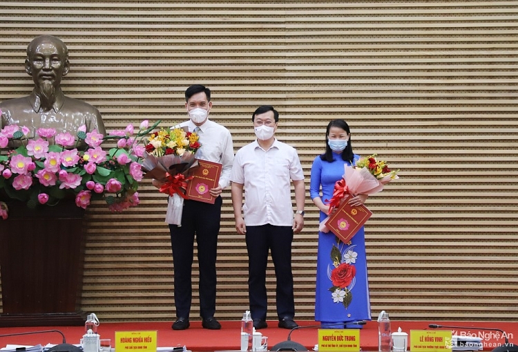 Chủ tịch UBND tỉnh Nguyễn Đức Trung trao quyết định, chúc mừng 2 nhân sự mới (Ảnh: Báo Nghệ An)