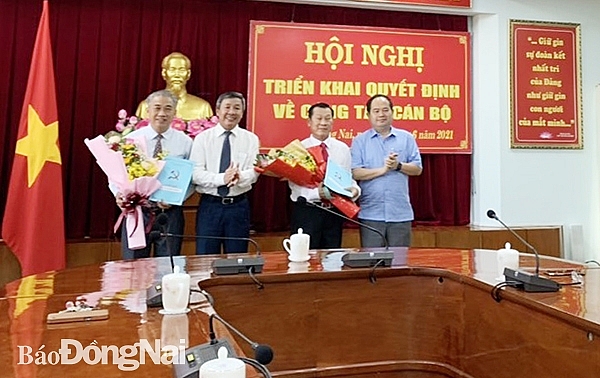 Các ông Lê Ngọc Minh và Huỳnh Tham nhận quyết định (Ảnh: Báo Đồng Nai)