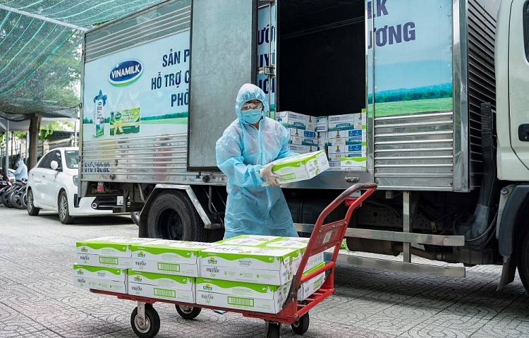 Tính đến nay, Vinamilk đã dành ra hơn 85 tỷ đồng gồm tiền mặt và sản phẩm để hỗ trợ cộng đồng, tiếp sức tiếp đầu và đồng hành cùng Chính phủ chống dịch.