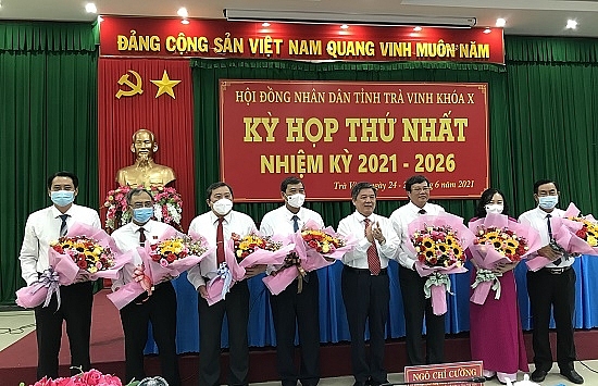 Bí thư Tỉnh ủy Ngô Chí Cường chúc mừng các nhân sự trúng cử (Ảnh: Cổng TTĐT tỉnh Trà Vinh)