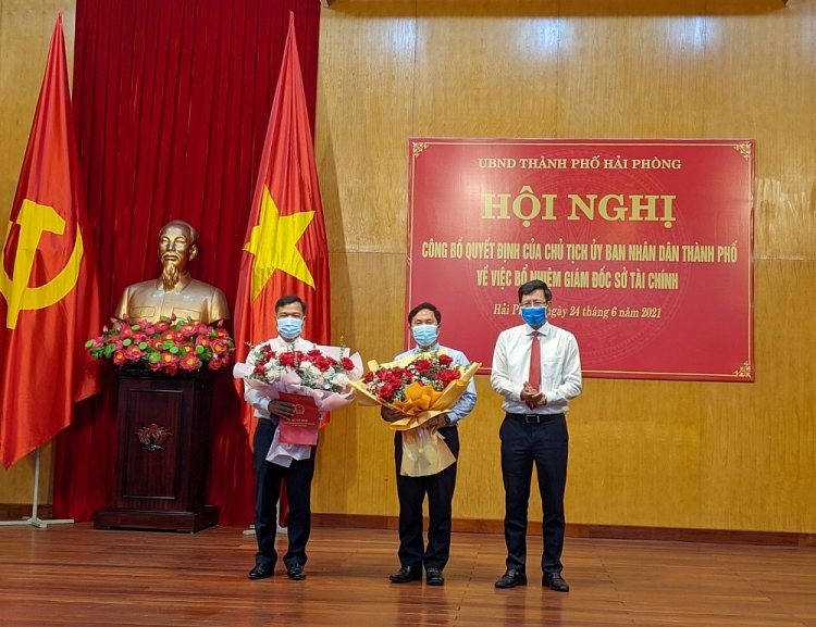Phó Chủ tịch Thường trực UBND thành phố Lê Anh Quân chúc mừng các đồng chí Lê Ngọc Trữ và Lương Văn Công (Ảnh: Cổng Tin tức TP. Hải Phòng)