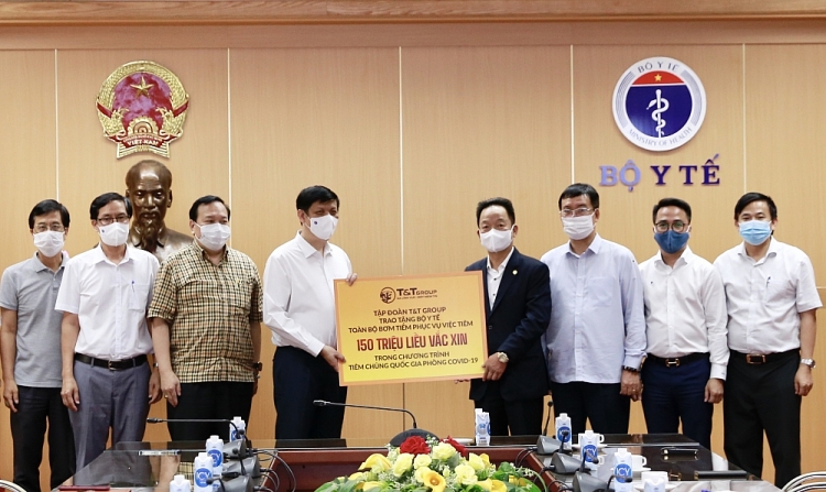 Ông Đỗ Quang Hiển, Chủ tịch HĐQT kiêm Tổng Giám đốc Tập đoàn T&T Group trao tặng toàn bộ bơm kim tiêm phục vụ chiến dịch tiêm 150 triệu liều vắc xin phòng COVID-19 cho GS.TS Nguyễn Thanh Long, Bộ trưởng Bộ Y tế