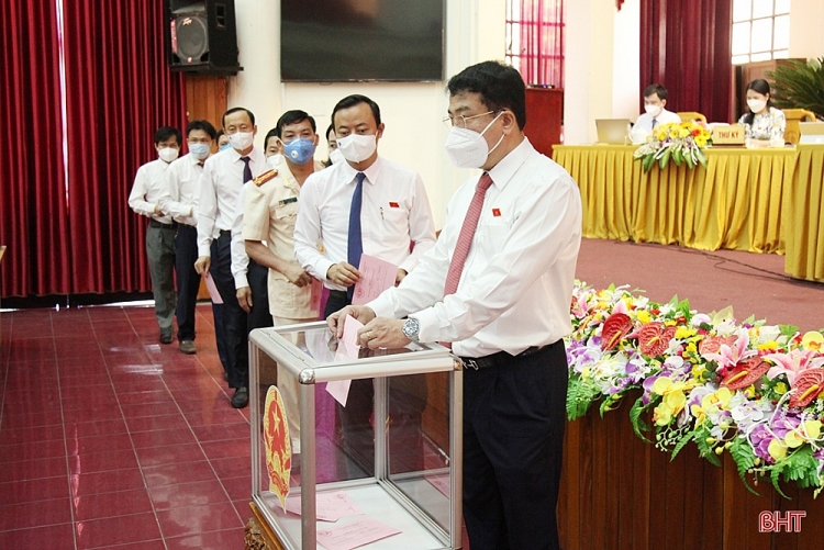 Các đại biểu HĐND tỉnh Hà Tĩnh tiến hành bỏ phiếu