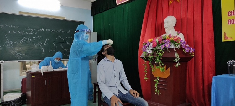 Các lực lượng chức năng TP. Uông Bí khẩn trương truy vết, rà soát, lấy mẫu các trường hợp F2, F3 liên quan. Ảnh: Huyền Trang (Trung tâm TT-VH Uông Bí)