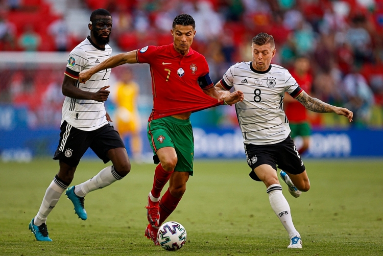 Bồ Đào Nha (đỏ) đang bay cao với phong độ chói sáng của Ronaldo