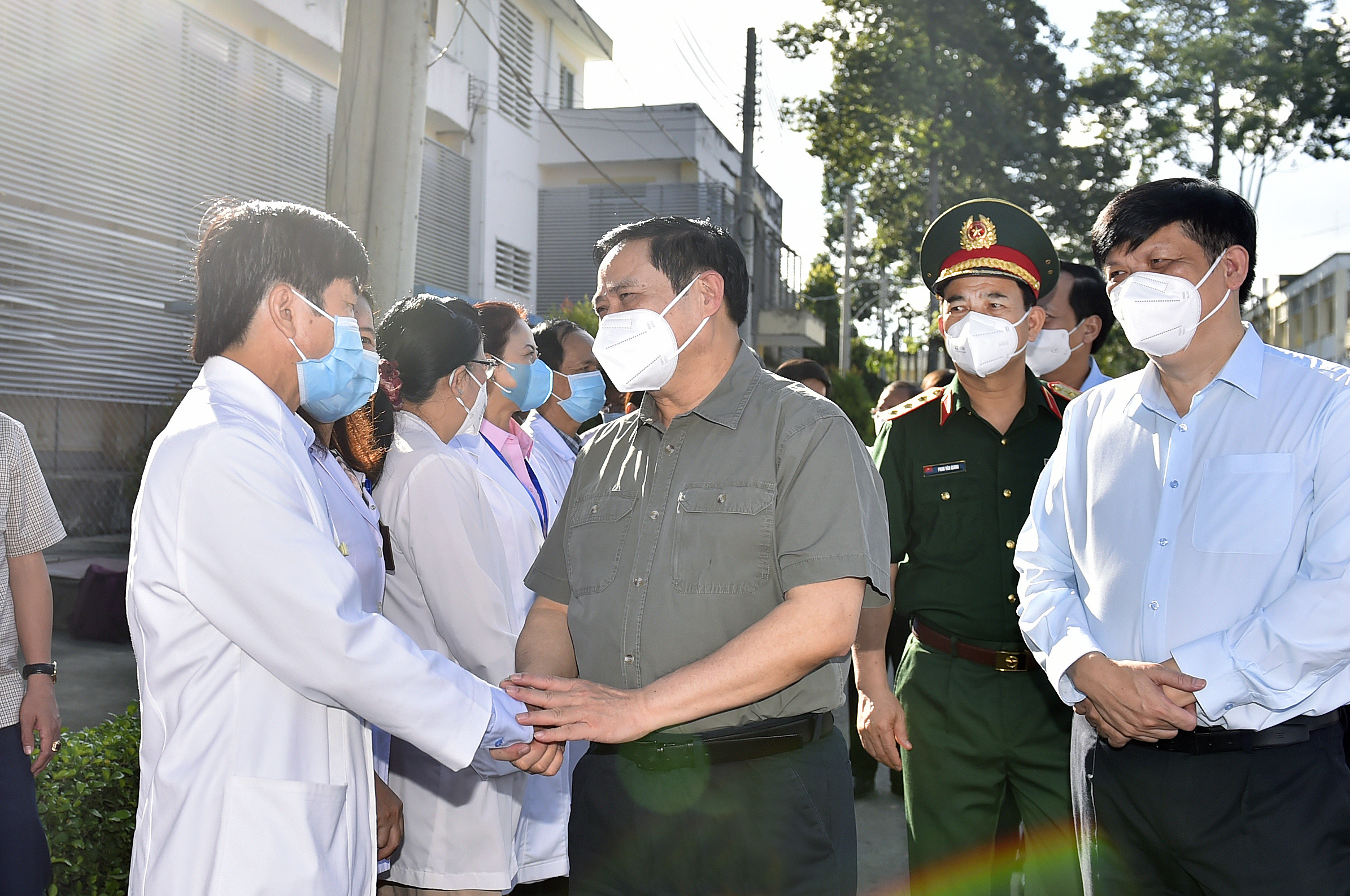 Thủ tướng động viên, kiểm tra nhiệm vụ phòng chống dịch bệnh và thúc đẩy sản xuất kinh doanh tại Bình Dương