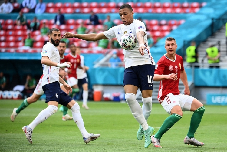 Pháp (trắng) được đánh giá là ứng viên hàng đầu cho chức vô địch EURO 2021