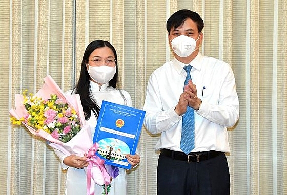 Phó Chủ tịch UBND TPHCM Lê Hòa Bình trao quyết định điều động và bổ nhiệm bà Nguyễn Thị Thu Nga (Ảnh: Việt Dũng/SGGP)