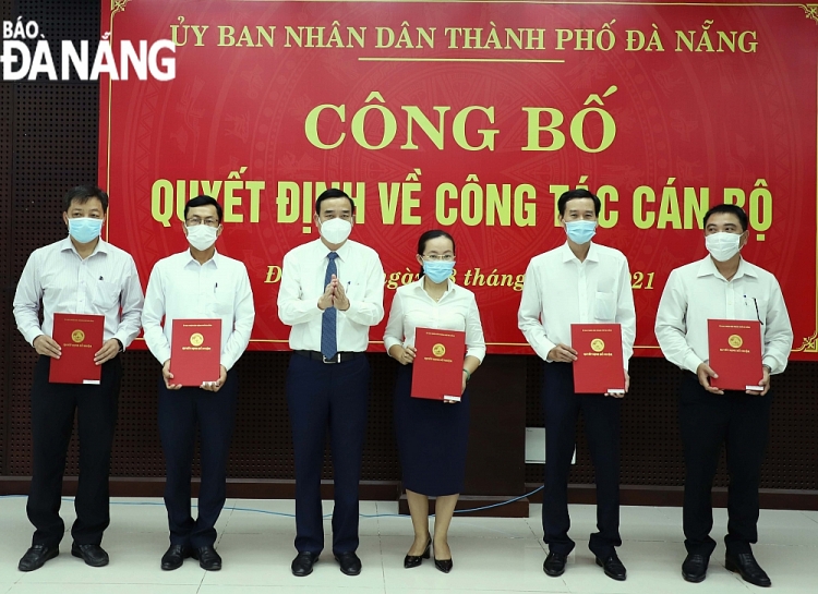 Các cán bộ nhận quyết định sáng 28/6