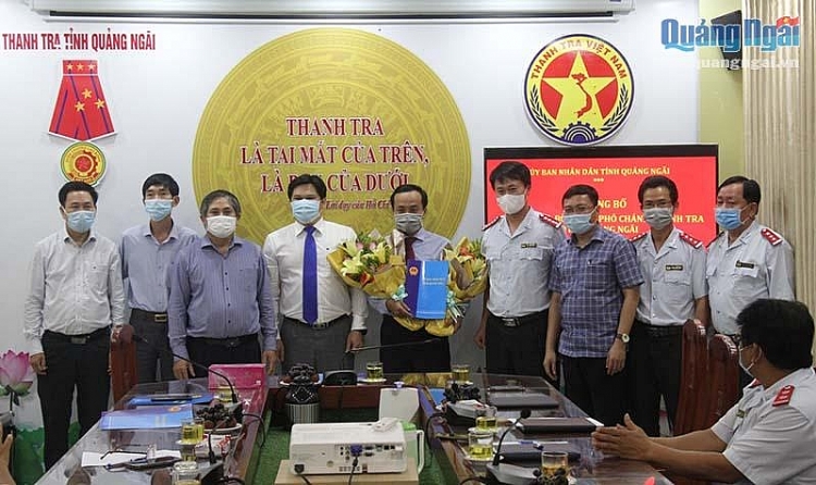 Lãnh đạo tỉnh và lãnh đạo Thanh tra tỉnh tặng hoa, chúc mừng ông Nguyễn Hải Nam