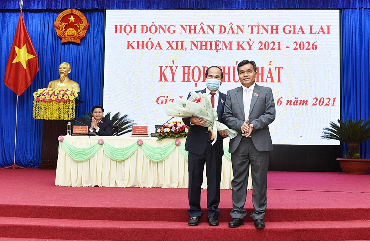 Ông Hồ Văn Niên (bên phải) và ông Võ Ngọc Thành (Ảnh Báo Gia Lai)