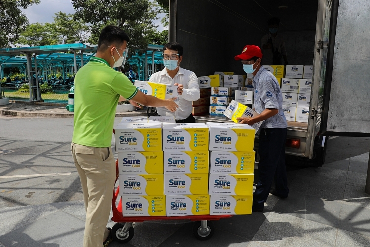 Trong dịp này, nhãn hàng Sure Prevent Gold & Optimum Gold cũng đã trao tặng hàng ngàn phần quà đến các bệnh viện Nhi Đồng Thành Phố & Chợ Rẫy (Tp.HCM), Bạch Mai (Tp.Hà Nội); Bệnh viện C (TP. Đà Nẵng)