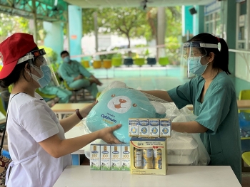 Vinamilk gửi tặng sữa và nhiều phần quà yêu thương đến với các 