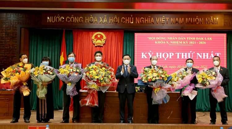 Các nhân sự trúng cử ra mắt tại kỳ họp (Ảnh: Báo Đắk Lawsk)