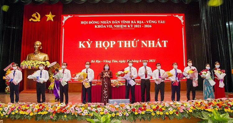 Các chức danh chủ chốt HĐND, UBND tỉnh Bà Rịa-Vũng Tàu khóa VII, nhiệm kỳ 2021-2026 ra mắt (Ảnh: Báo Bà Rịa - Vũng Tàu)