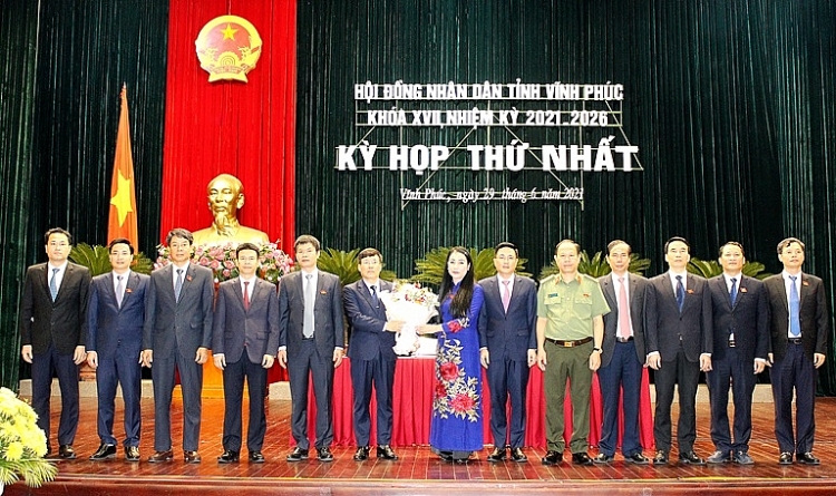 Các thành viên UBND tỉnh ra mắt (Ảnh: Báo Vĩnh Phúc)