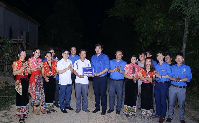 tuoi tre thoi dai gop suc giup do dong bao vung sau vung xa
