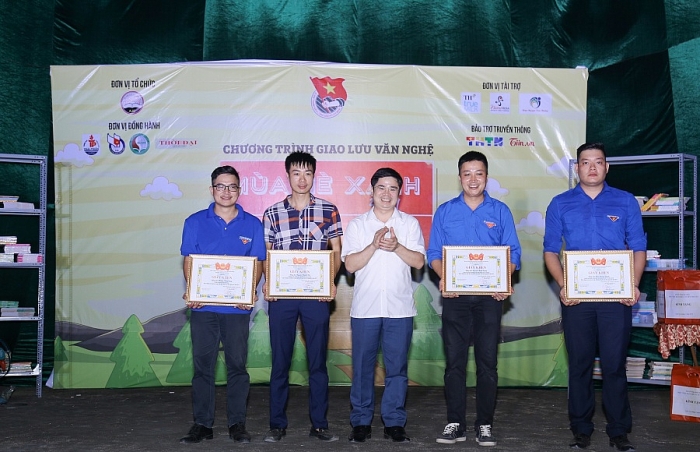 tuoi tre thoi dai gop suc giup do dong bao vung sau vung xa