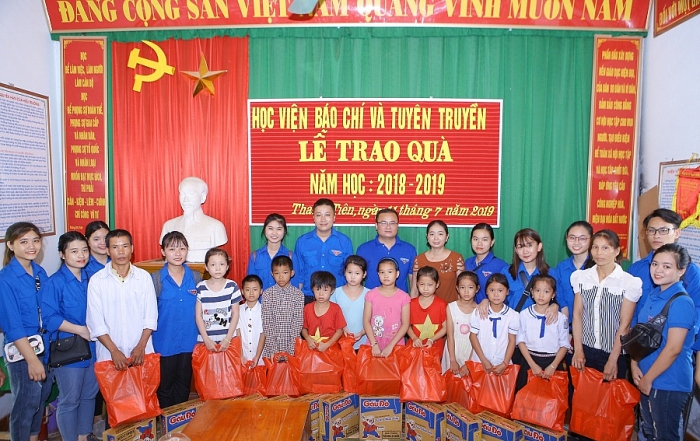 tuoi tre thoi dai gop suc giup do dong bao vung sau vung xa
