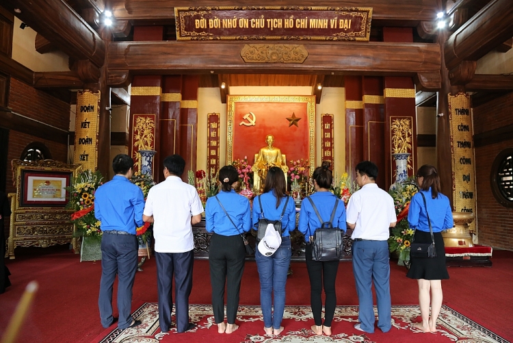 tuoi tre lien hiep tri an to chuc kham suc khoe mien phi cho nguoi dan diem mac