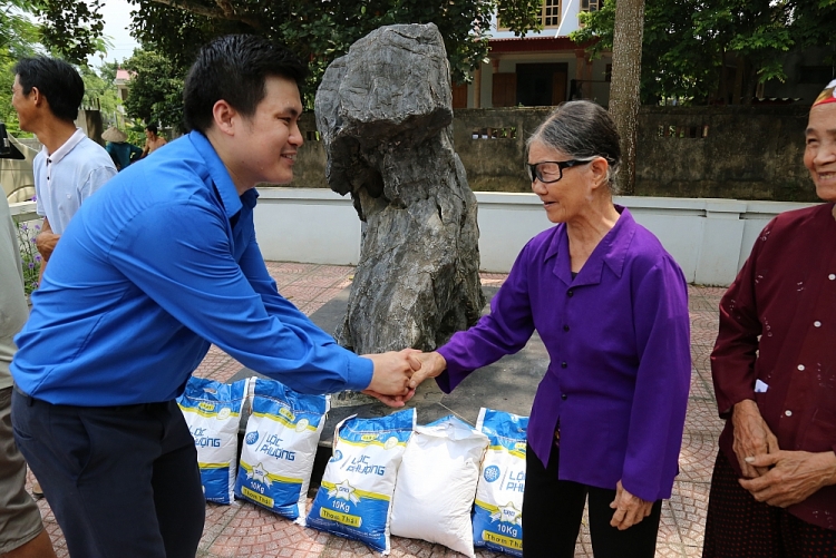 tuoi tre lien hiep tri an to chuc kham suc khoe mien phi cho nguoi dan diem mac
