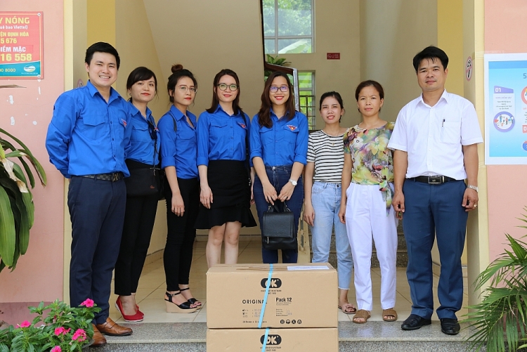 tuoi tre lien hiep tri an to chuc kham suc khoe mien phi cho nguoi dan diem mac