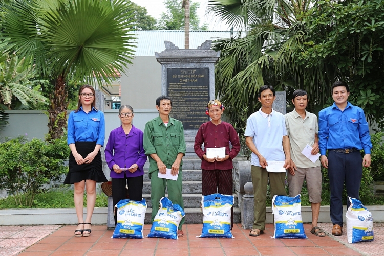 tuoi tre lien hiep tri an to chuc kham suc khoe mien phi cho nguoi dan diem mac