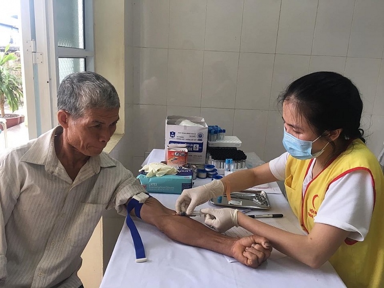 tuoi tre lien hiep tri an to chuc kham suc khoe mien phi cho nguoi dan diem mac