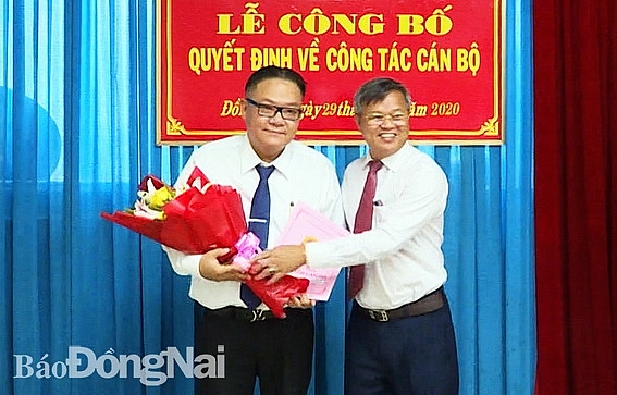 3216 images2303904 chu tich cao tien trao quyet dinh bo nhiem chuc danh chanh van phong ubnd tinh cho o nguyen kim long