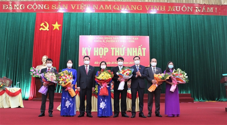 Thường trực HĐND tỉnh nhiệm kỳ 2021-2026 ra mắt (Ảnh: Báo Bắc Kạn)