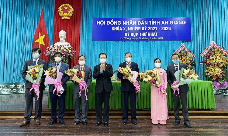 Chủ tịch HĐND tỉnh, 2 Phó Chủ tịch HĐND tỉnh và Trưởng các ban HĐND tỉnh An Giang ra mắt (Ảnh: Báo An Giang)