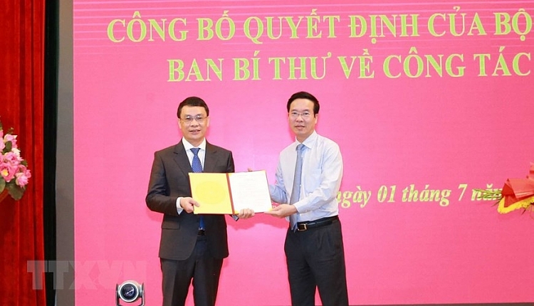 Ông Đặng Khánh Toàn nhận quyết định (Ảnh: TTXVN)