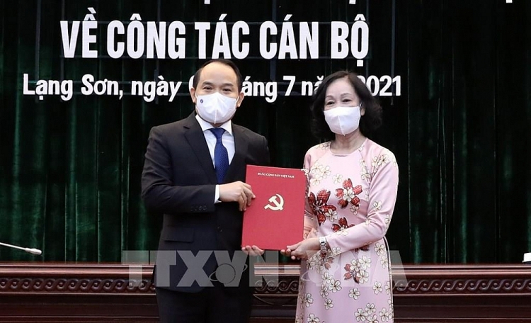 Bà Trương Thị Mai trao quyết định cho ông Nguyễn Quốc Đoàn