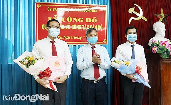 Chủ tịch UBND tỉnh Cao Tiến Dũng trao quyết định cho các cán bộ