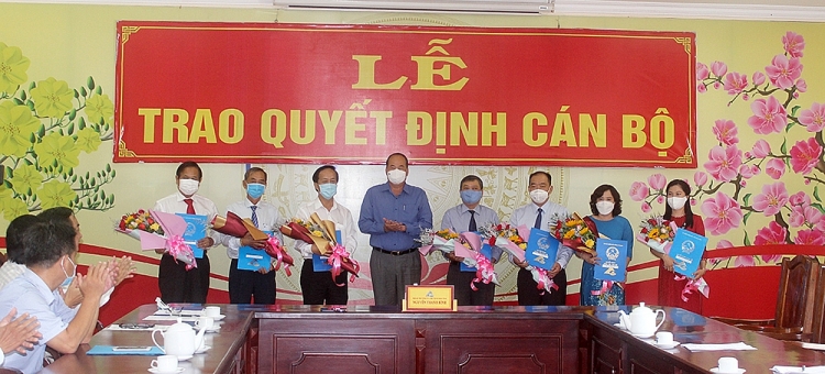 Chủ tịch UBND tỉnh An Giang Nguyễn Thanh Bình trao quyết định cho các cán bộ (Ảnh: Báo An Giang)