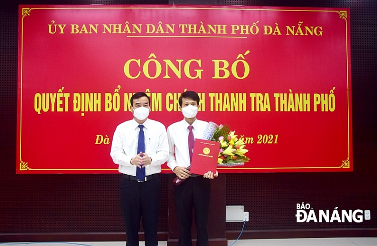 Chủ tịch UBND thành phố Lê Trung Chinh (bìa trái) trao quyết định cho ông Phan Thanh Long
